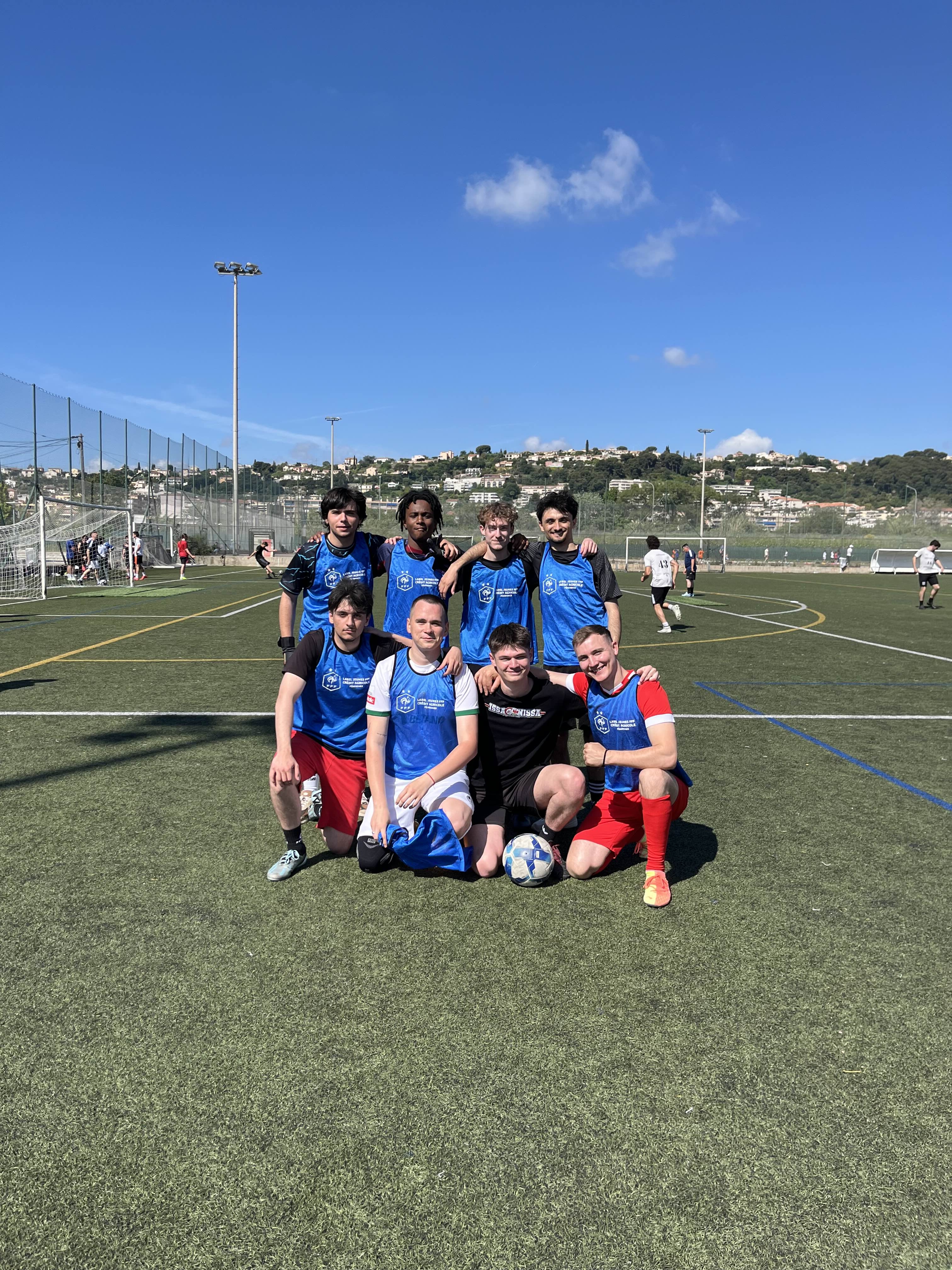 Équipe participante posant fièrement